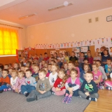 dzieci-ogladaja-teatrzyk