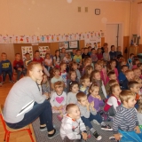 dzieci-ogladaja-teatrzyk