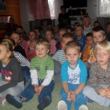 dzieci-ogladaja-teatrzyk