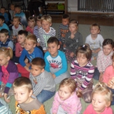 dzieci-ogladaja-teatrzyk