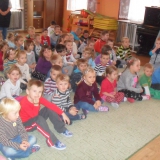 dzieci-ogladaja-koncert