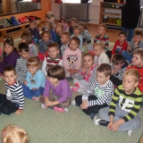 dzieci-ogladaja-koncert