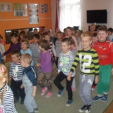 dzieci-ogladaja-koncert