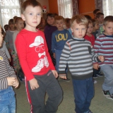 dzieci-ogladaja-koncert