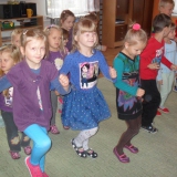 dzieci-ogladaja-koncert