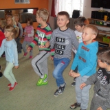 dzieci-ogladaja-koncert