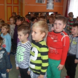 dzieci-ogladaja-koncert