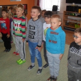 dzieci-ogladaja-koncert