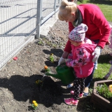 dzieci-sadza-rosliny