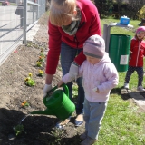 dzieci-sadza-rosliny