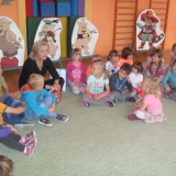 dzieci-rozmawiaja-z-pania-burmistrz