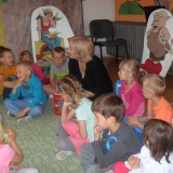 dzieci-rozmawiaja-z-pania-burmistrz