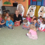 dzieci-rozmawiaja-z-pania-burmistrz