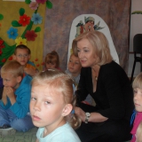 dzieci-rozmawiaja-z-pania-burmistrz