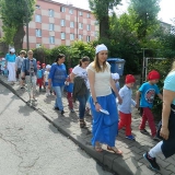 dzieci-ida-ulicami-miasta