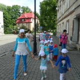 dzieci-ida-ulicami-miasta