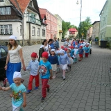 dzieci-ida-ulicami-miasta