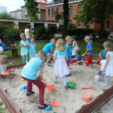 zabawy-smerfow-w-ogrodzie