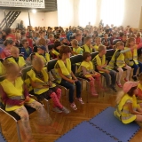 dzieci-ogladaja-spektakl