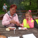 dzieci-jedza-kielbaski