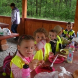 dzieci-jedza-kielbaski