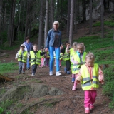 dzieci-ogladaja-glazy-krasnoludk