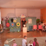 dzieci-ogladaja-teatrzyk