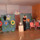 dzieci-ogladaja-teatrzyk