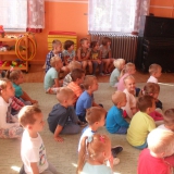 dzieci-ogladaja-teatrzyk