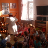 dzieci-ogladaja-teatrzyk