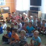 dzieci-ogladaja-teatrzyk