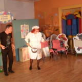 dzieci-ogladaja-teatrzyk