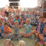 dzieci-ogladaja-teatrzyk