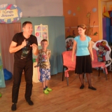 dzieci-ogladaja-teatrzyk