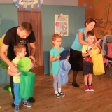 dzieci-ogladaja-teatrzyk