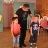 dzieci-ogladaja-teatrzyk