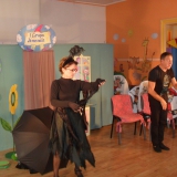 dzieci-ogladaja-teatrzyk