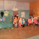 dzieci-ogladaja-teatrzyk