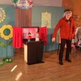 dzieci-ogladaja-teatrzyk