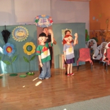 dzieci-ogladaja-teatrzyk