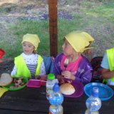 dzieci-jedza-kielbaski