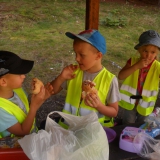 dzieci-jedza-kielbaski