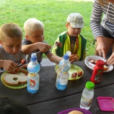 dzieci-jedza-kielbaski