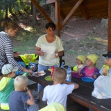 dzieci-jedza-kielbaski