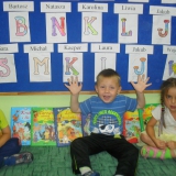 dzieci-ogladaja-ksiazeczki