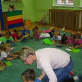 dzieci-ogladaja-ksiazeczki