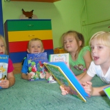 dzieci-ogladaja-ksiazeczki