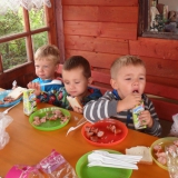 dzieci-jedza-kielbaski