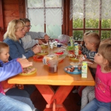 dzieci-jedza-kielbaski