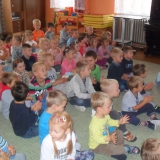 dzieci-ogladaja-koncert